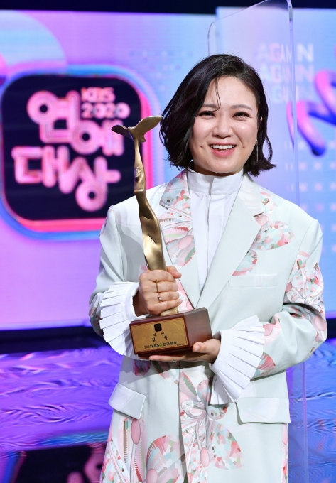 개그우먼 김숙이  24일 오후 서울 영등포구 여의도 KBS에서 열린 '2020 KBS 연예대상' 시상식에서 대상을 받고 포즈를 취하고 있다. [사진 제공=KBS]