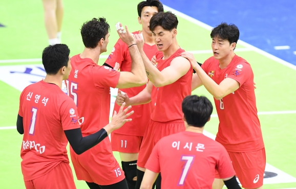 남자 프로배구 한국전력이 25일 수원체육관에서 열린 2020-2021 도드람 V-리그 삼성화재와의 경기에서 세트 스코어 3-1로 이겼다. [사진=한국배구연맹(KOVO)]