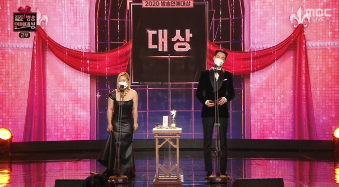 조인성이 29일 오후 서울 상암동 MBC에서 열린 '2020 MBC 연예대상'에 깜짝 등장했다.  [사진=MBC ]