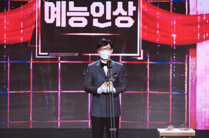 유재석이 '2020 MBC 연예대상'에서 대상 수상 후 소감을 이야기하고 있다.   [사진=MBC]