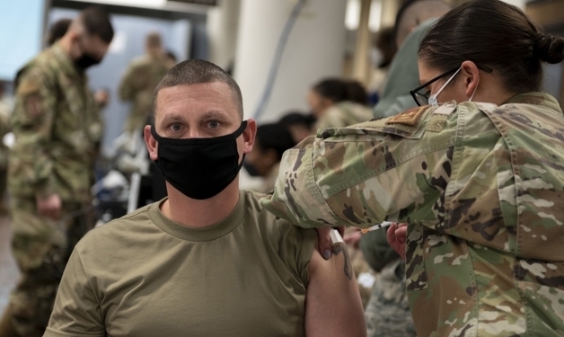 지난 29일 경기도 평택 오산공군기지에서 주한미군이 모더나 코로나19 백신을 접종하고 있다.  [사진=뉴시스]