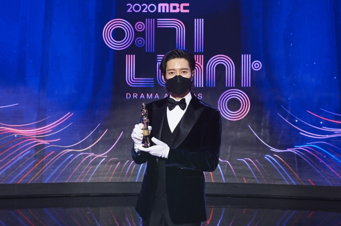 박해진이 '2020 MBC 연기대상'에서 대상을 수상했다.  [사진=MBC ]
