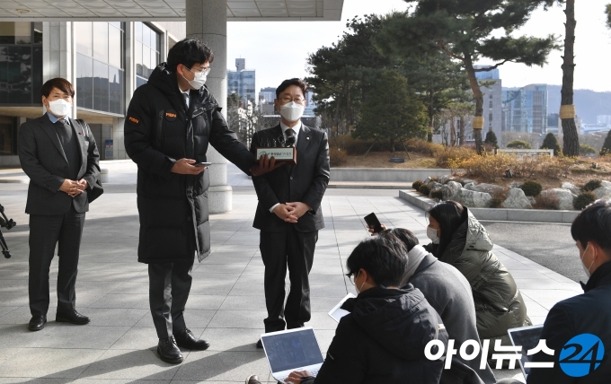 박범계 법무부 장관 후보자가 31일 오후 서울 서초구 서울고등검찰청 청사에 마련된 인사청문회 준비 사무실로 출근하며 취재진 질문에 답하고 있다.