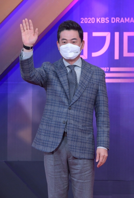 배우 이한위가 31일 오후 서울 여의도 KBS에서 진행된 '2020 KBS 연기대상' 시상식에 참석해 포즈를 취하고 있다. [사진 제공=KBS]