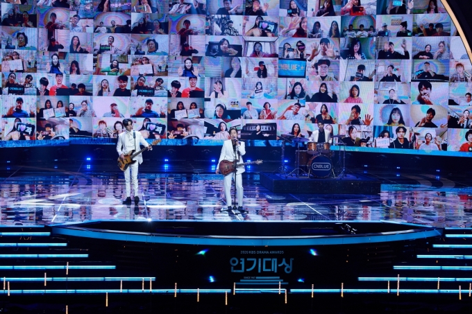 그룹 씨엔블루가 31일 오후 서울 여의도 KBS에서 진행된 '2020 KBS 연기대상' 시상식에서 축하무대를 선보이고 있다. [사진 제공=KBS]