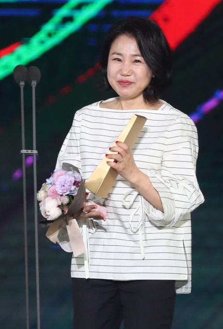 김은숙 작가가 제53회 백상예술대상 시상식 레드카펫에 참석했다.  [사진=백상예술대상]