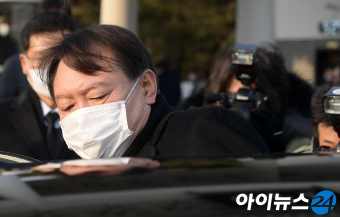 윤석열 검찰총장이 4일 오전 서울 동작구 국립서울현충원을 참배한 후 차량에 타고 있다.