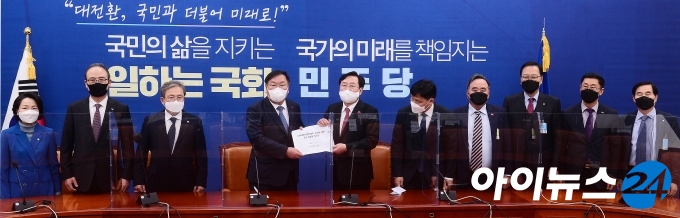 김태년 더불어민주당 원내대표가 4일 오후 서울 여의도 국회에서 열린 중대재해기업처벌법 관련 중소기업단체 간담회에서 김기문 중소기업중앙회 회장으로부터 '중대재해기업처벌법 제정에 대한 중소기업계 입장문'을 전달받고 있다.