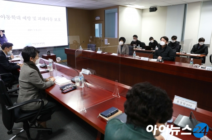 안철수 국민의당 대표가 5일 오전 서울 종로구 아동권리보장원에서 열린 아동학대 예방책 마련을 위한 간담회에서 발언하고 있다. [국회사진취재단]