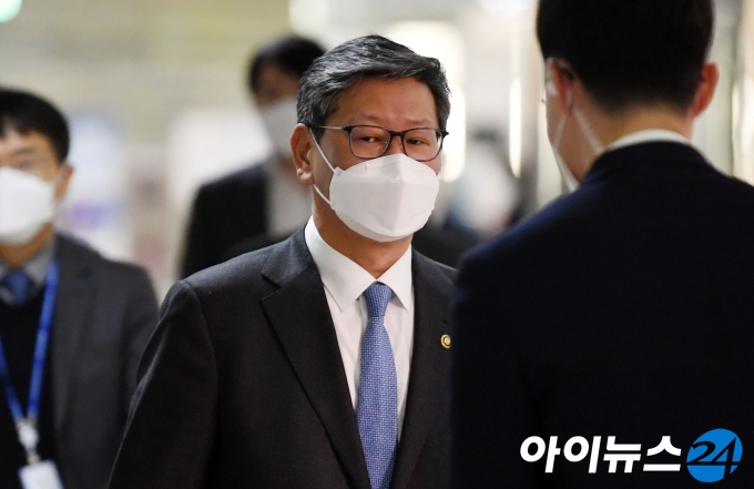 이용구 법무부차관이 5일 서울 여의도 국회에서 열린 법안심사제1소위원회 회의에 참석하고 있다.