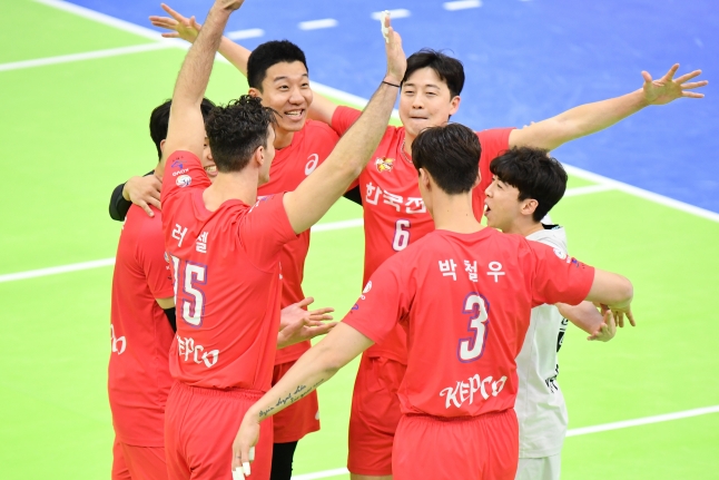 남자 프로배구 한국전력이 지난 8일 KB손해보험을 세트 스코어 3-0으로 꺾고 3연승을 질주했다. [사진=한국배구연맹(KOVO)]