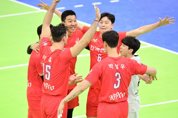 남자 프로배구 한국전력이 8일 수원체육관에서 열린 2020-2021 도드람 V-리그 KB손해보험과의 경기에서 세트스코어 3-0으로 이겼다. [사진=한국배구연맹(KOVO)]