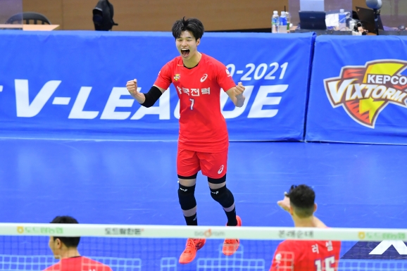 남자 프로배구 한국전력의 이시몬이 8일 수원체육관에서 열린 2020-2021 도드람 V-리그 KB손해보험과의 경기에서 득점 후 기뻐하고 있다. [사진=한국배구연맹(KOVO)]