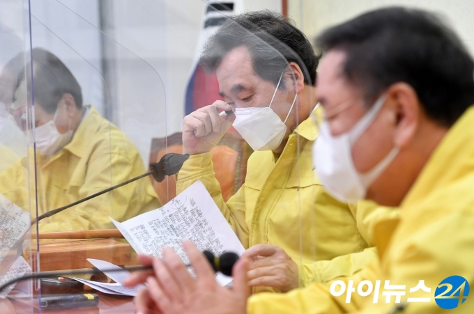 이낙연 더불어민주당 대표가 11일 오전 서울 여의도 국회에서 열린 최고위원회의에서 자료를 보고 있다.