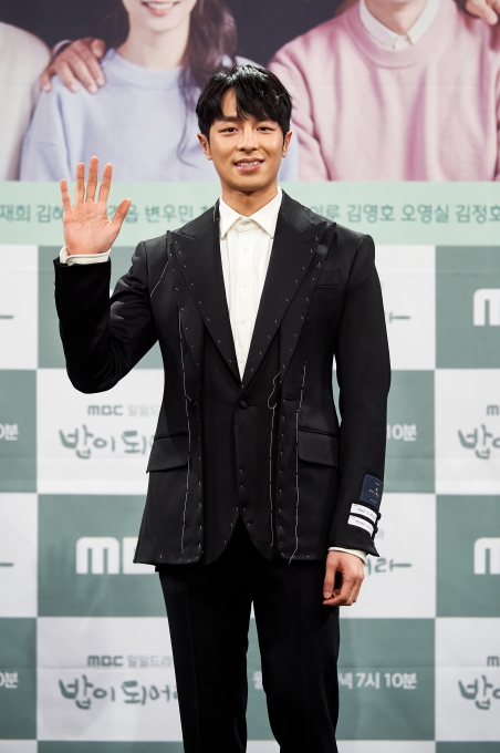 권혁이 11일 오후 MBC 새 일일드라마 '밥이 되어라' 제작발표회에 참석해 포토타임을 갖고 있다. [사진=MBC]