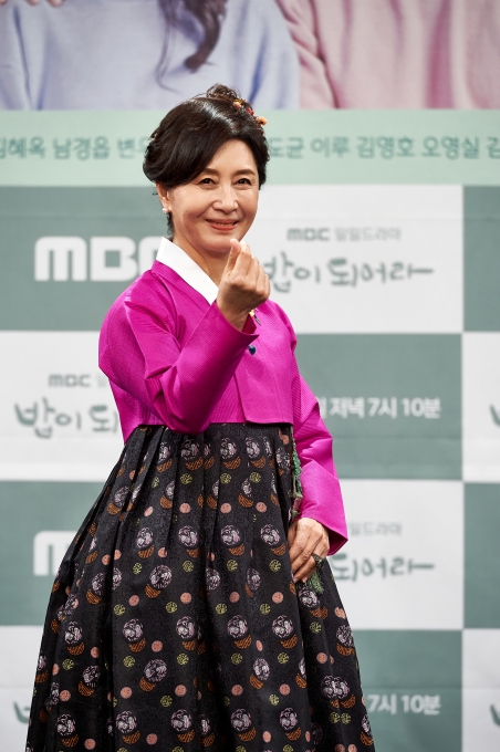 김혜옥이 11일 오후 MBC 새 일일드라마 '밥이 되어라' 제작발표회에 참석해 포토타임을 갖고 있다. [사진=MBC]