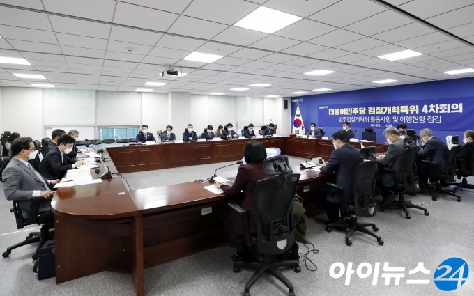 더불어민주당 검찰개혁특위 4차 회의가 열린 12일 서울 여의도 국회 의원회관 회의실에서 윤호중 위원장이 발언하고 있다.