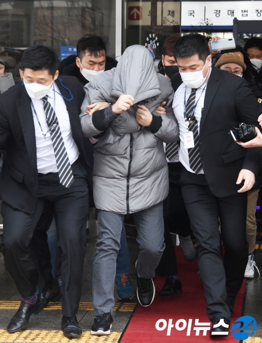 생후 16개월 된 정인이에게 장기간 학대를 가해 숨지게 한 혐의를 받는 양부 안모 씨가 13일 서울 양천구 서울남부지방법원에서 첫 재판을 마친 뒤 청사를 빠져나가고 있다.