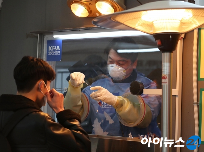 안철수 국민의당 대표가 15일 오전 서울광장에 마련된 임시 선별검사소에서 검체를 채취하는 의료자원봉사를 하고 있다. [국회사진취재단]