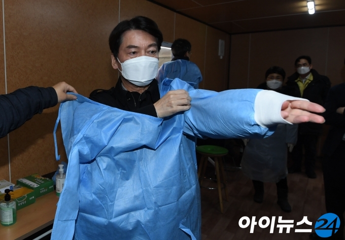 안철수 국민의당 대표가 15일 오전 서울광장에 마련된 임시 선별검사소에서 검체를 채취하는 의료자원봉사를 하기 위해 방호복을 입고 있다. [국회사진취재단]