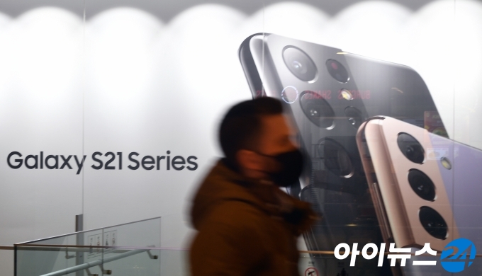 삼성전자가 15일(한국시간) 자정 온라인에서 진행된 '삼성 갤럭시 언팩 2021'을 통해 공개한 플래그십 스마트폰 갤럭시 S21 시리즈를 공개했다. 이날 서울 서초구 삼성전자 서초사옥 딜라이트샵에 갤럭시 S21 시리즈 광고물이 부착돼 있다.