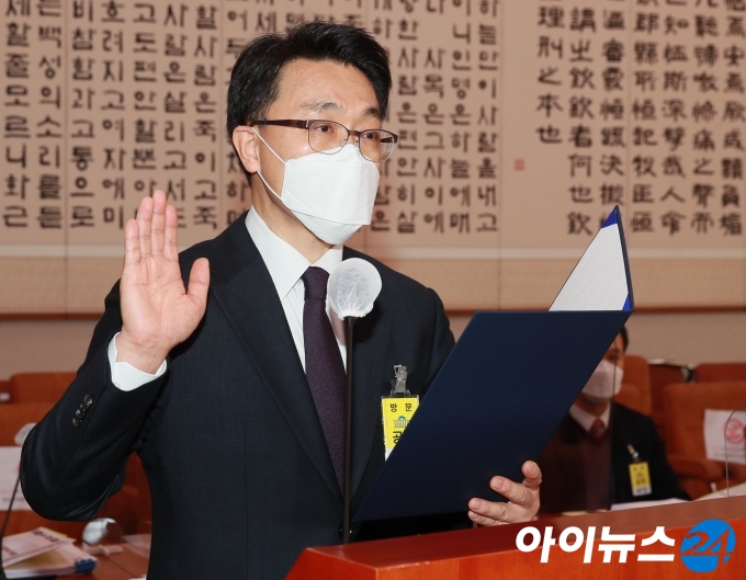 김진욱 초대 고위공직자범죄수사처(공수처)장 후보자가 19일 오전 서울 여의도 국회에서 열린 인사청문회에 출석해 증인 선서를 하고 있다. 