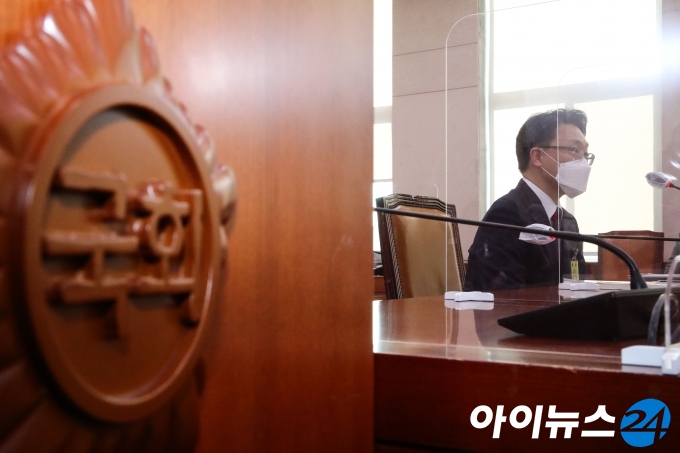 김진욱 고위공직자범죄수사처(공수처)장 후보자가 19일 서울 여의도 국회에서 열린 인사청문회에서 의원 질의에 답변하고 있다.