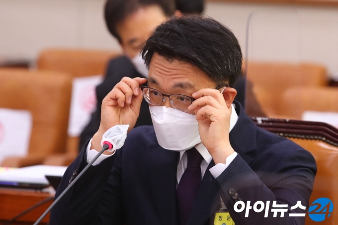 김진욱 고위공직자범죄수사처(공수처)장 후보자가 19일 서울 여의도 국회에서 열린 인사청문회에서 안경을 고쳐쓰고 있다. 
