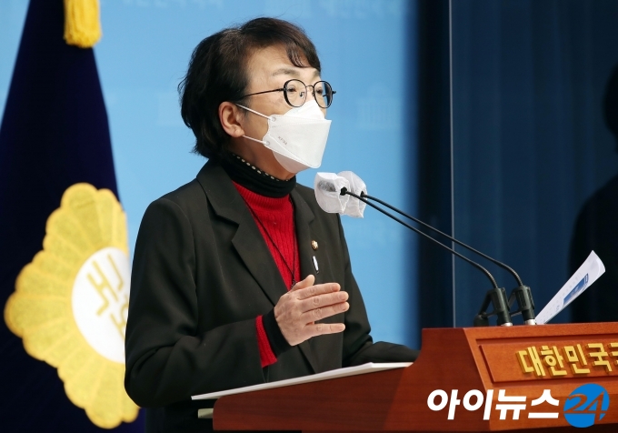 김진애 열린민주당 의원이 19일 서울 여의도 국회 소통관에서 서민 세입자 전세금 보호 3종 제도 개정안 발의 기자회견을 하고 있다.