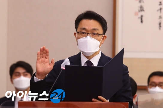김진욱 초대 고위공직자범죄수사처(공수처)장 후보자가 19일 오전 서울 여의도 국회에서 열린 인사청문회에서 증인선서를 하고 있다.