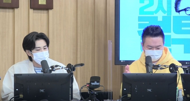 유노윤호(왼쪽)가 19일 방송된 SBS라디오 파워FM '두시탈출 컬투쇼'에 출연했다. [사진=SBS 고릴라디오]