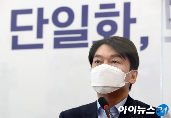 안철수 국민의당 대표가 19일 오후 서울 여의도 국회에서 야권단일화 관련 기자회견을 하고 있다. 