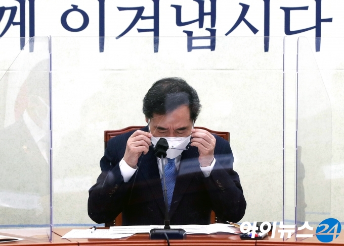 이낙연 더불어민주당 대표가 20일 오전 서울 여의도 국회에서 열린 고위당정협의회에서 안경을 쓰고 있다.