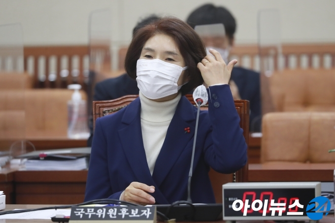 한정애 환경부 장관 후보자가 20일 오전 서울 여의도 국회에서 열린 인사청문회에서 머리카락을 넘기고 있다.