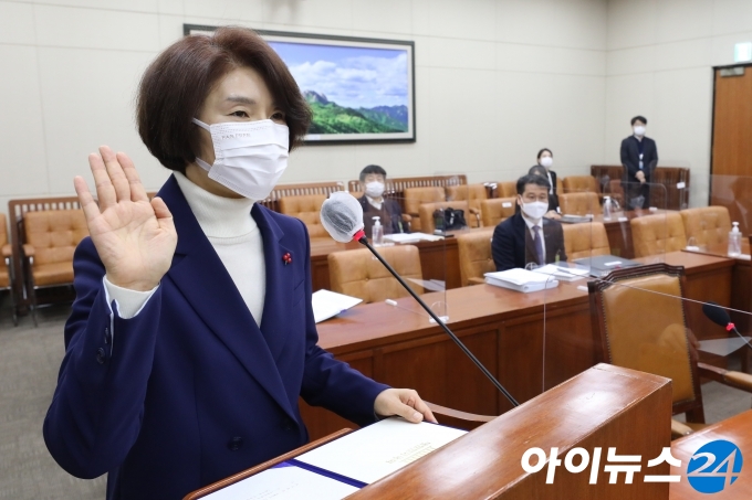 한정애 환경부 장관 후보자가 20일 오전 서울 여의도 국회에서 열린 인사청문회에서 증인선서를 하고 있다. 