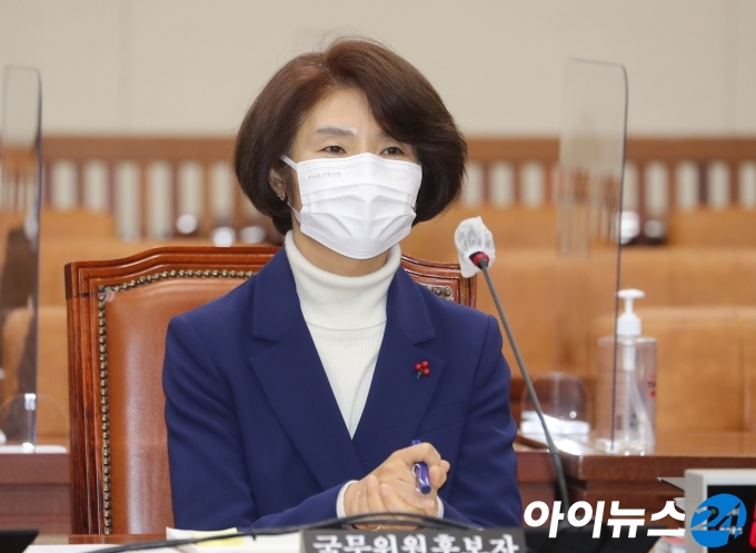 한정애 환경부 장관 후보자가 20일 오전 서울 여의도 국회에서 열린 인사청문회에서 의원 질의에 답하고 있다.