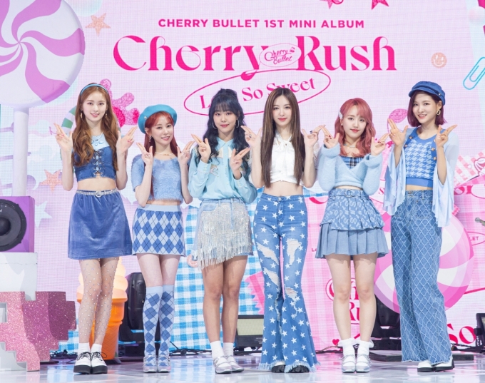 그룹 체리블렛이 20일 오후 온라인으로 진행된 체리블렛 첫 번째 미니 앨범 '체리 러시(Cherry Rush)' 발매기념 쇼케이스에서 포즈를 취하고 있다. [사진=FNC엔터테인먼트]