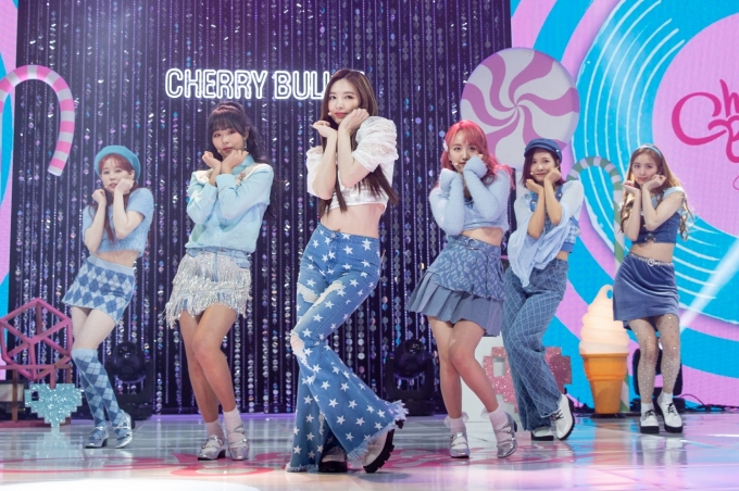 그룹 체리블렛이 20일 오후 온라인으로 진행된 체리블렛 첫 번째 미니 앨범 '체리 러시(Cherry Rush)' 발매기념 쇼케이스에서 멋진 무대를 선보이고 있다. [사진=FNC엔터테인먼트]