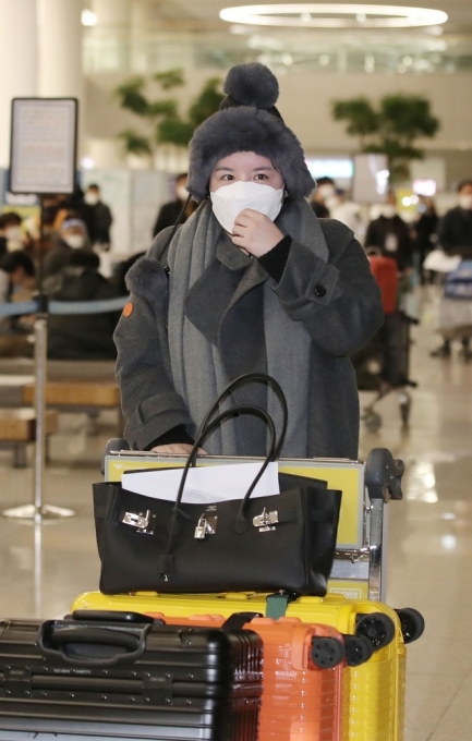 에이미가 20일 오후 인천국제공항에서 입국하고 있다. [사진=뉴시스 ]