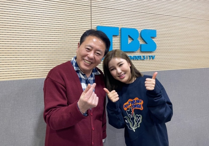 '최일구의 허리케인 라디오' 21일 방송에 가수 송가인이 출연했다.  [사진=TBS]