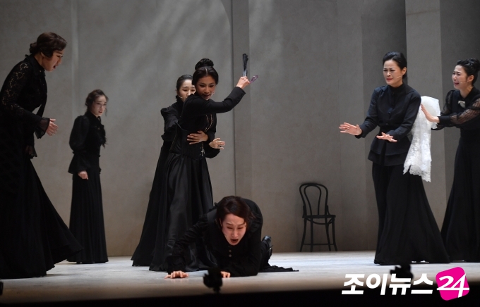 22일 오후 서울 중구 정동극장에서 뮤지컬 '베르나르다 알바' 프레스콜 전막 시연이 진행되고 있다.