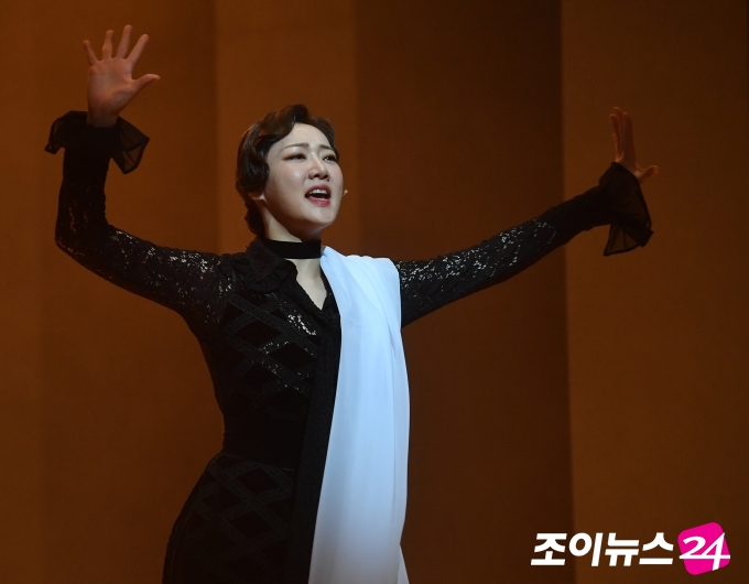 22일 오후 서울 중구 정동극장에서 뮤지컬 '베르나르다 알바' 프레스콜 전막 시연이 진행되고 있다. 배우 황한나(막달레나)가 열연하고 있다.