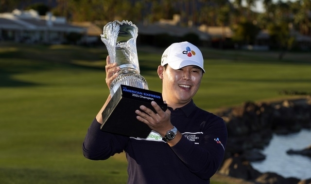김시우(26, CJ대한통운)가 25일(한국시간) 미국 캘리포니아주 라킨타의 PGA 웨스트 스타디움 코스(파72)에서 열린 '아메리칸 익스프레스' 4라운드 종료 후 우승 트로피를 들고 기념촬영을 하고 있다. [사진=뉴시스]