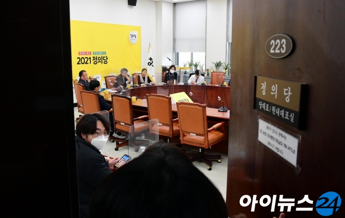 김종철 정의당 대표가 성추행 혐의를 인정하고 사퇴한 가운데 25일 서울 여의도 국회 정의당 당대표실에서 부대표단이 모여 회의를 하고 있다.