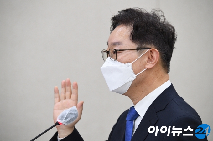 박범계 법무부 장관 후보자가 25일 서울 여의도 국회 법제사법위원회에서 열린 인사청문회에서 증인선서하고 있다.