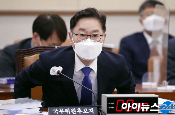 박범계 법무부 장관 후보자가 25일 서울 여의도 국회 법제사법위원회에서 열린 인사청문회에 출석해 자리에 앉고 있다.