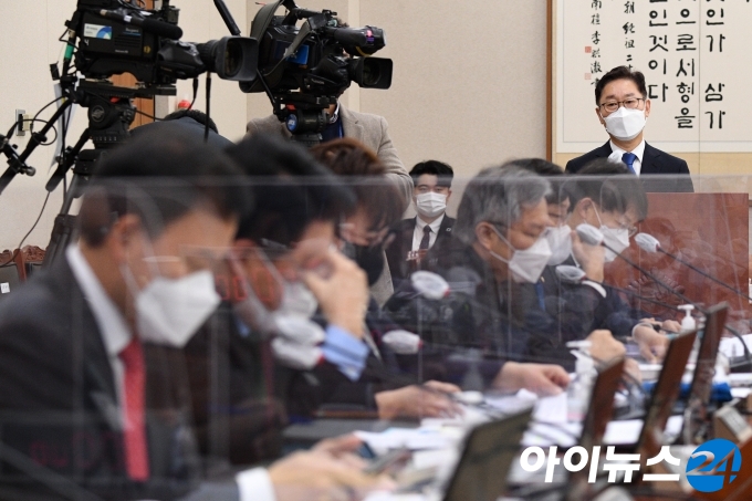 박범계 법무부 장관 후보자가 25일 오전 서울 여의도 국회 법제사법위원회에서 열린 인사청문회에 출석해 모두발언을 하고 있다.