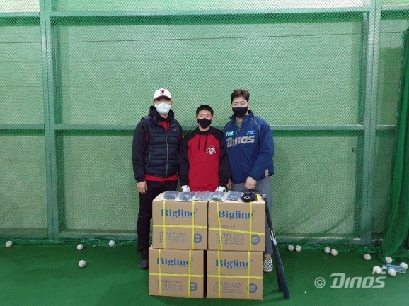NC 다이노스 투수 송명기(오른쪽)가 모교인 장충고등학교 야구부에 야구용품을 기부했다. [사진=NC 다이노스]