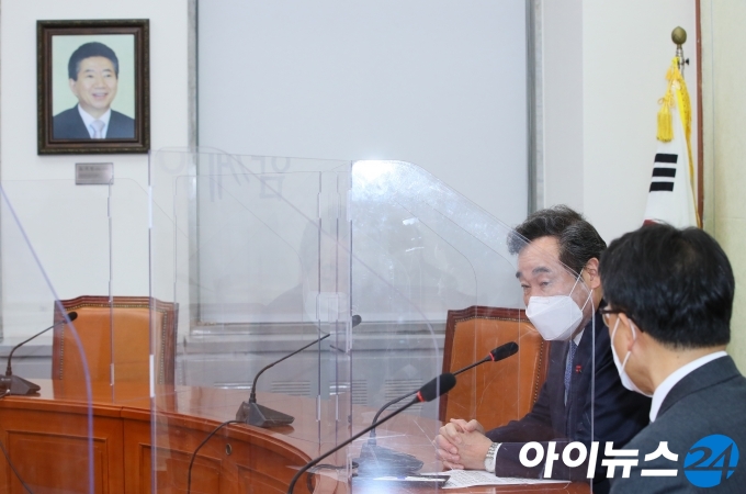 이낙연 더불어민주당 대표가 26일 서울 여의도 국회에서 김진욱 초대 고위공직자범죄수사처장(오른쪽)의 예방을 받고 환담을 나누고 있다.
