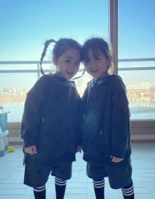 한그루가 26일 SNS를 통해 쌍둥이 남매를 공개했다. [사진=한그루 인스타그램]